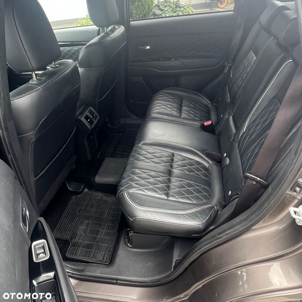 Mitsubishi Outlander 2.4 4WD Diamant - 26