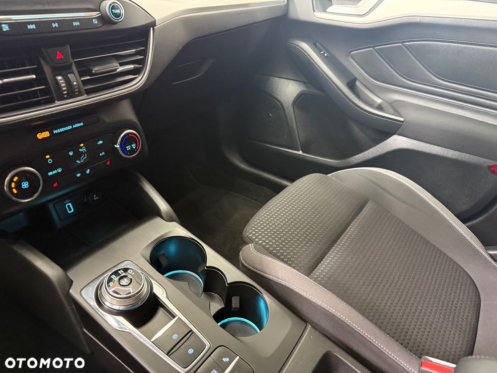Ford Focus 1.0 EcoBoost Hybrid TITANIUM - 28