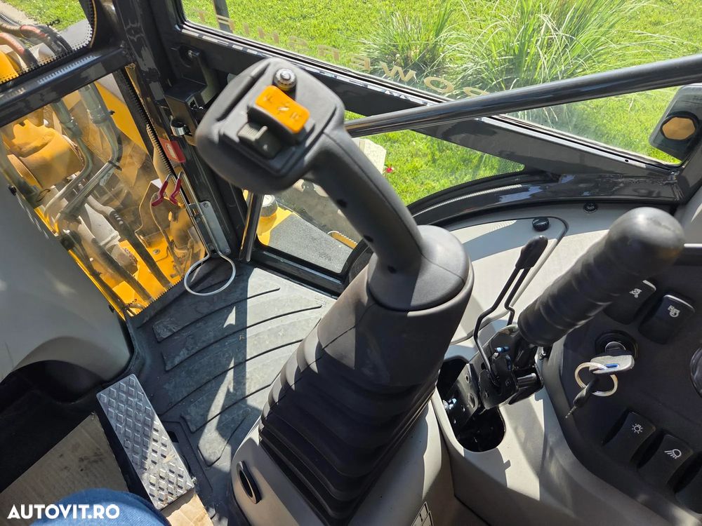 New Holland B115D, NOU, ROTI EGALE, 10t, FULL OPTION, motor 120CP, brat excv extensibil cu inst picon, cupa multifunctioinala 4x1, aer conditionat, masa operationala 10tone, cutie AUTOMATA POWERSHIFT, JOYSTICKURI, posibilitate leasing 5 ani-PROMOTIE 88.900 EUR - 33