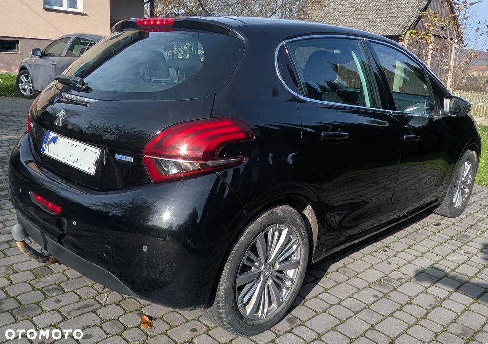 Peugeot 208 - 8