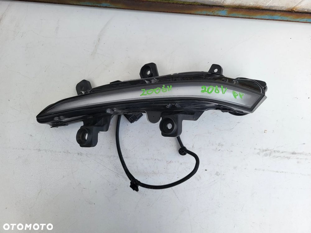 Halogen prawy LED DRL Peugeot 2008 208 II - 1