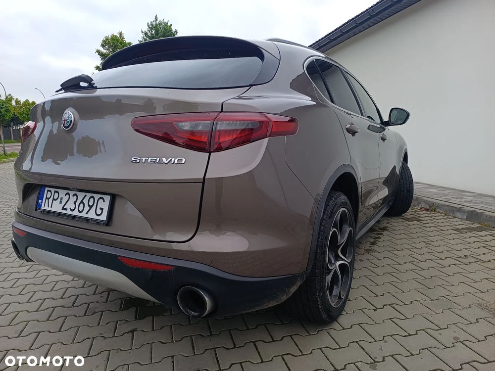 Alfa Romeo Stelvio 2.0 Turbo 16V AT8-Q4 Lusso Ti - 5