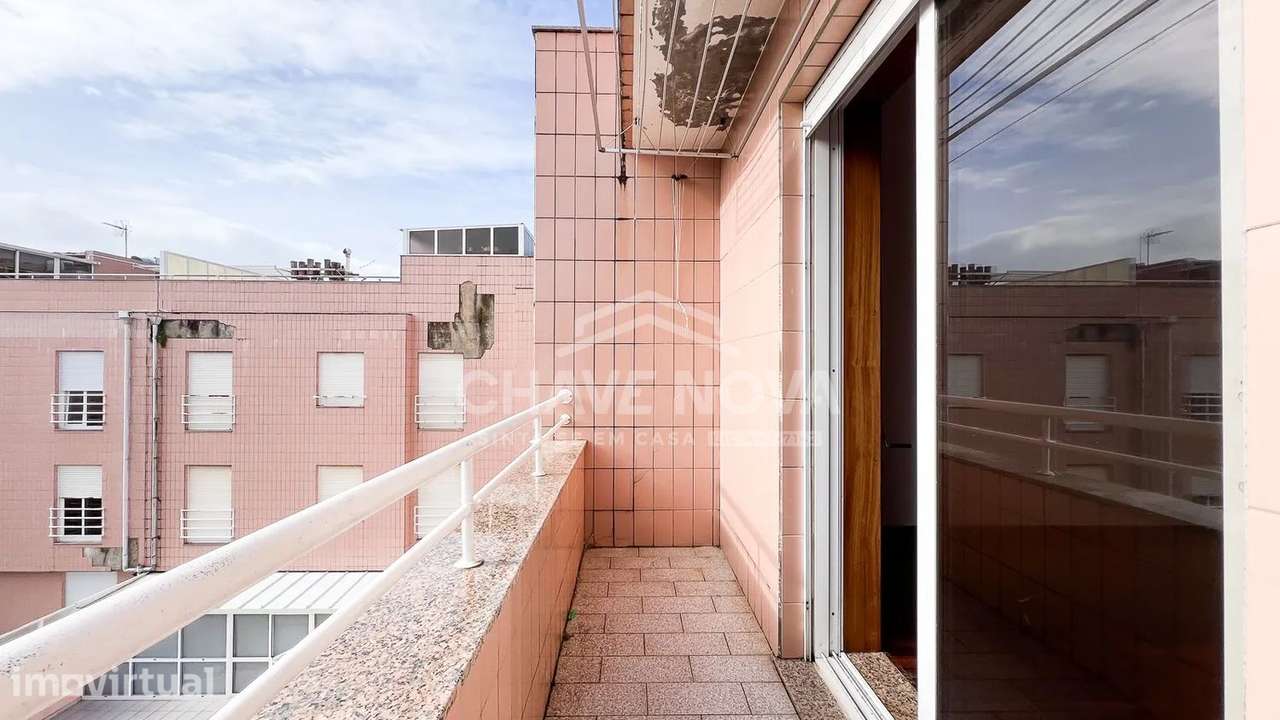 Apartamento T2 c/Lugar de Garagem e Varanda na Madalena - Grande imagem: 2/17