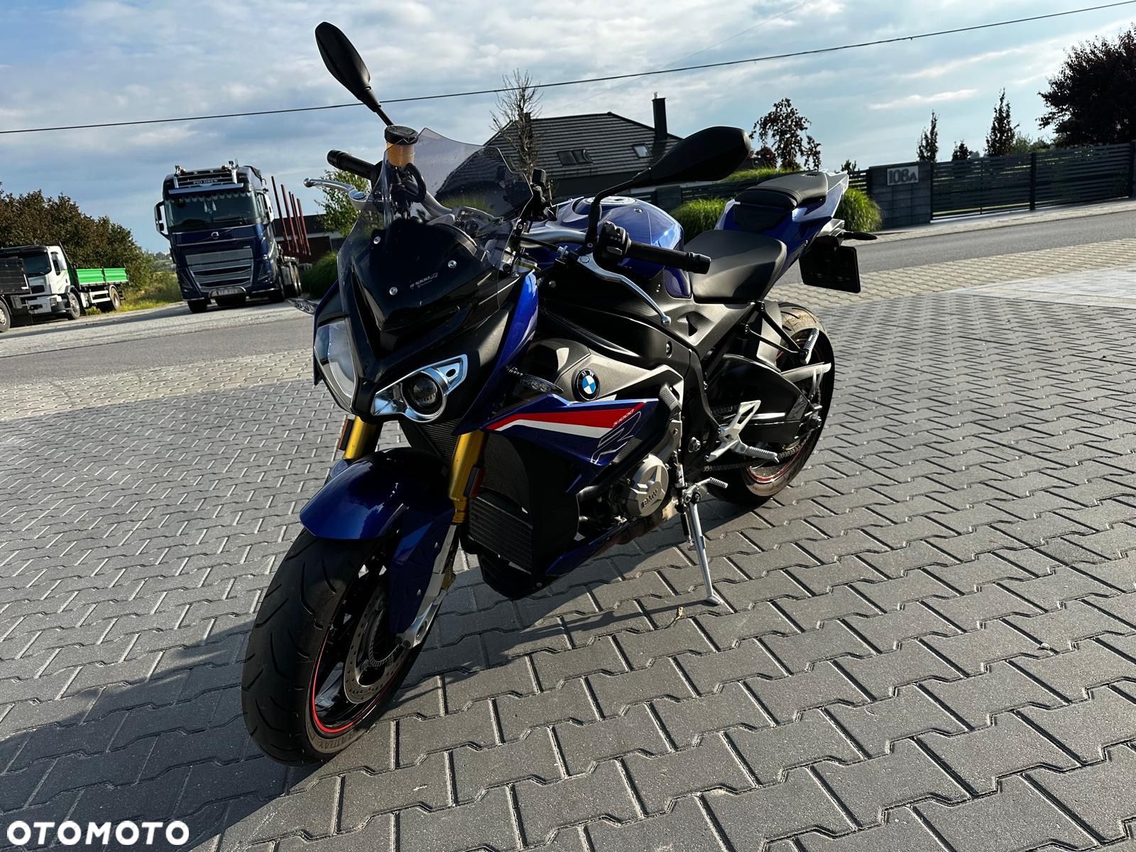 BMW S - 1