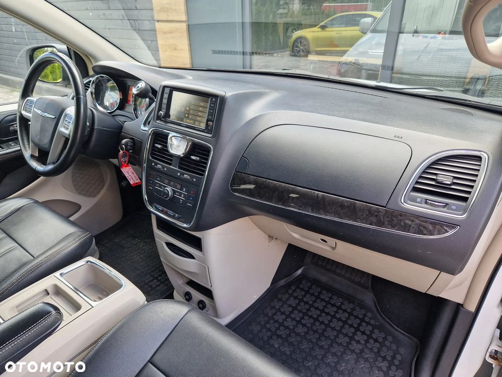 Chrysler Town & Country 3.6 Limited - 19