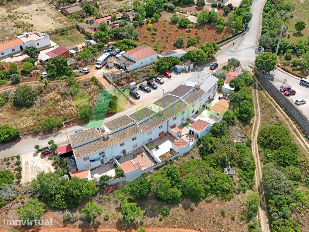 Andar de Moradia T2+1 com Terraço a Sul em Almádena, Luz - Grande imagem: 2/27