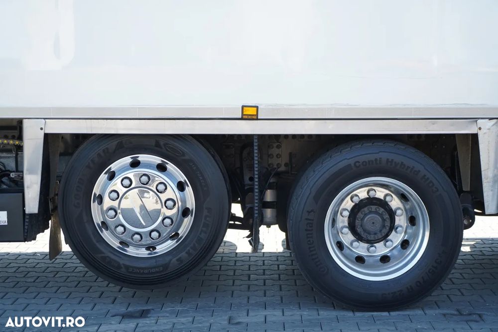 Renault T 430 / 6x2 / REFRIGERAT -9 M / UNITATE CARRIER SUPRA 1250 / platformă elevatoare / oblon rulant / punte de ridicare / direcție - 19