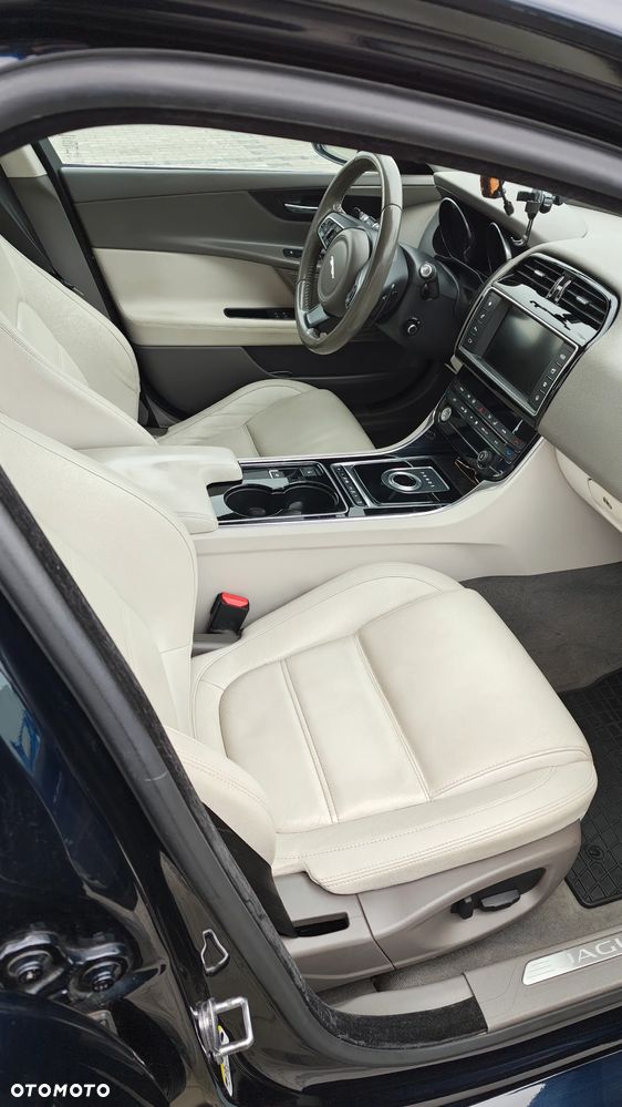 Jaguar XE 2.0 D Prestige - 9