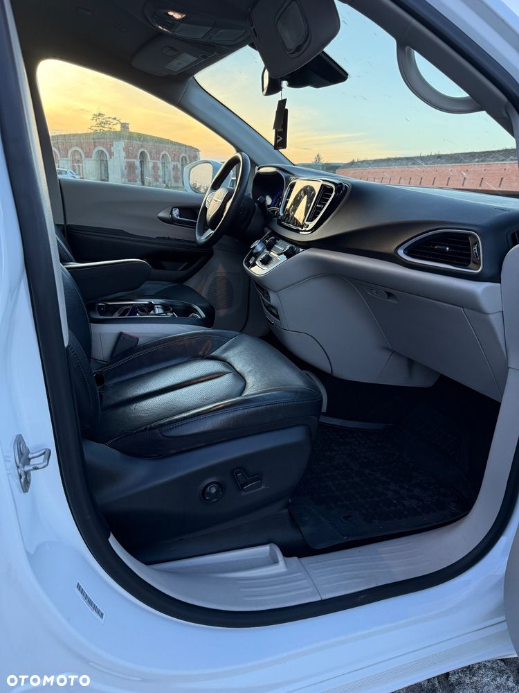 Chrysler Pacifica - 12