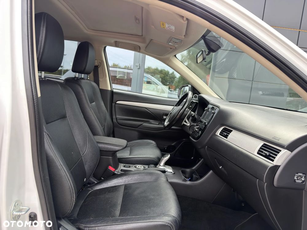 Mitsubishi Outlander Instyle NAVI + - 26