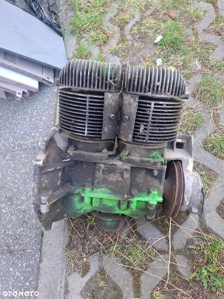 TRABANT 601 dwusów silnik motor obraca się - 2