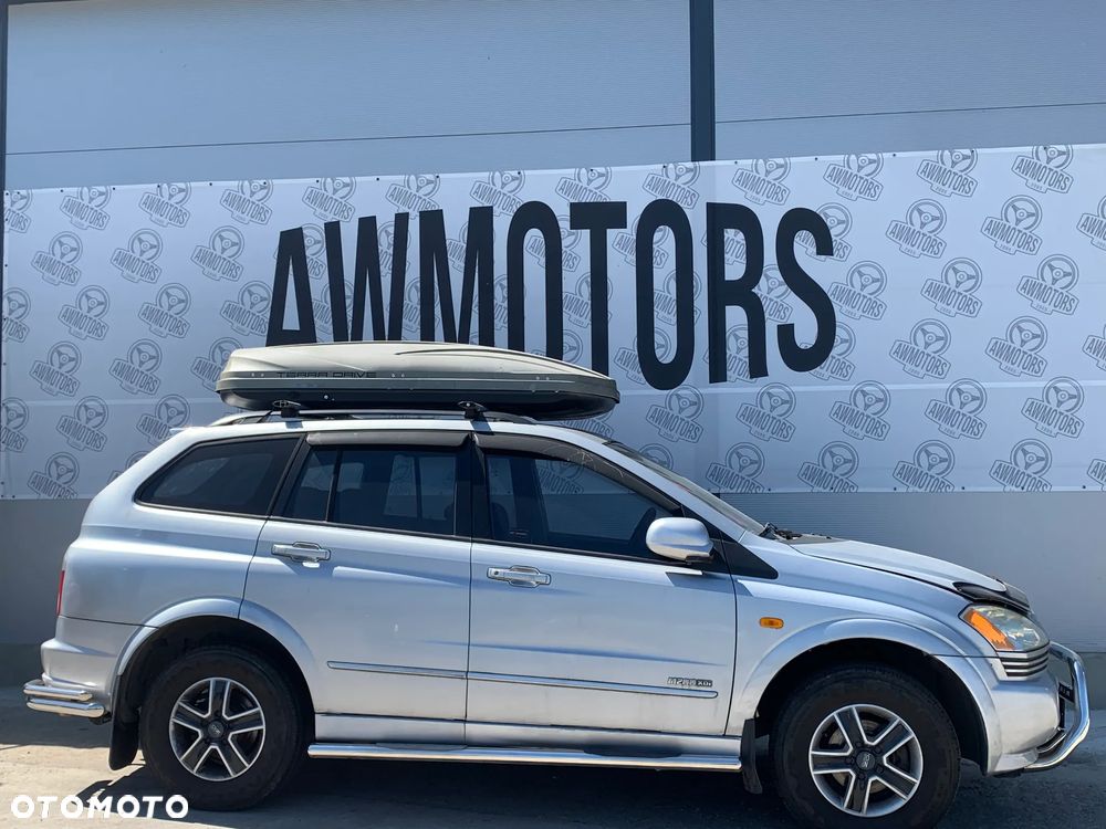 SSANGYONG KYRON 2012 *SAMOCHÓD NA CZĘŚCI* 1784 MASKA, LAMPA, DRZWI, LUSTERKO, ZDERZAK, GRILL, BŁOTNIK, KLAPA, BELKA, DESKA, FOTELE, KANAPA, ĆWIARTKA, KIEROWNICA, TARCZE, ZACISKI, ZAWIESZENIE, KOMPLETNY PRZÓD, KOMPLETNY TYŁ, LICZNIK, ZEGARY, PRAWE LEWE PRZÓD TYŁ