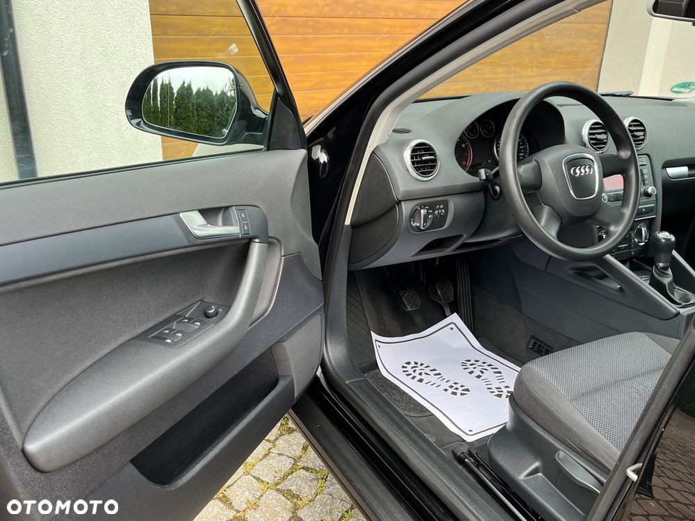 Audi A3 Sportback 1.6 Ambiente - 17