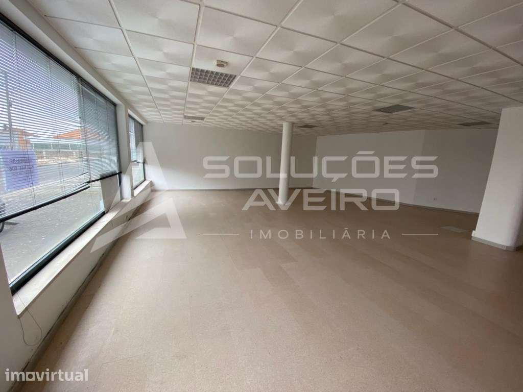 Loja ampla com montra, composta por dois pisos destinado a comercio... - Grande imagem: 3/9