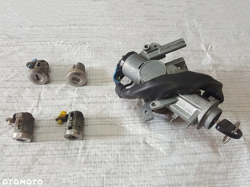 Stacyjka z zamkami (wkładkami) do Suzuki Vitara I