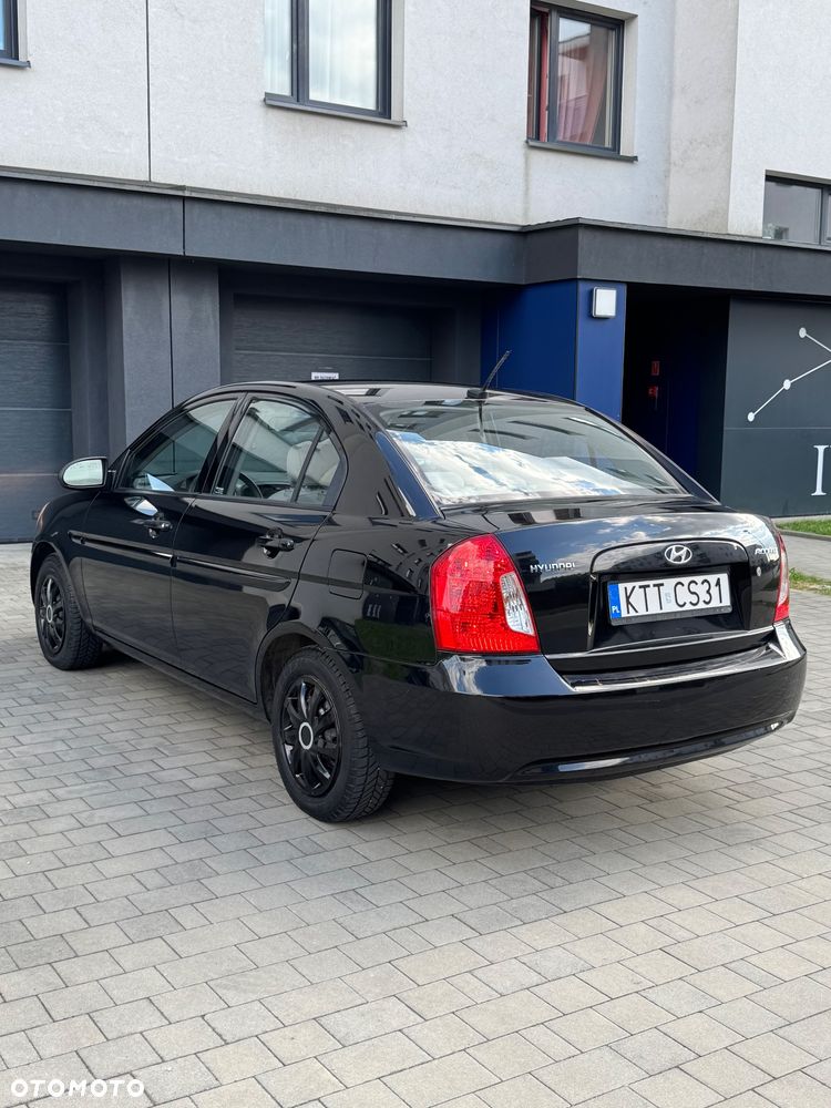 Hyundai Accent - 3