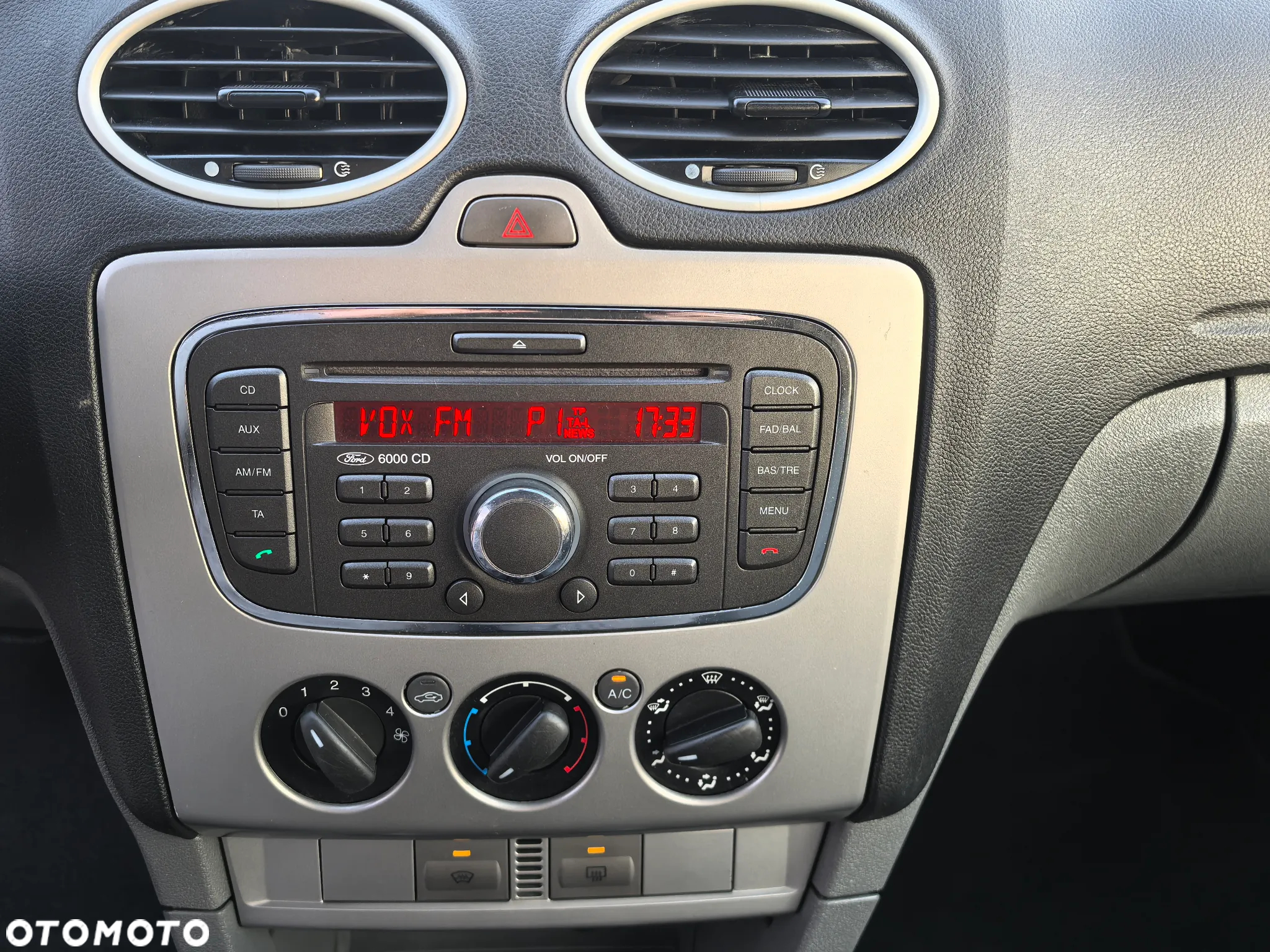 Ford Focus 1.6 16V Style+ - 18