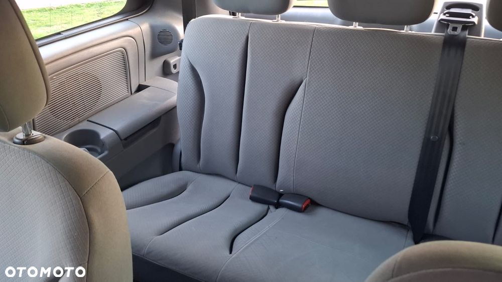 Chrysler Voyager 2.4 SE - 16