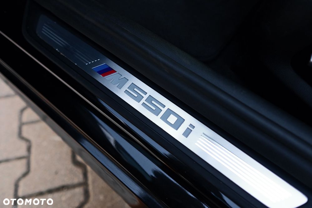 BMW Seria 5 M550i xDrive sport - 23