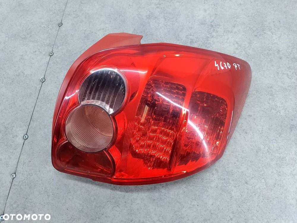 LAMPA TYLNA PRAWA TOYOTA AURIS I HATCHBACK 5D - 2