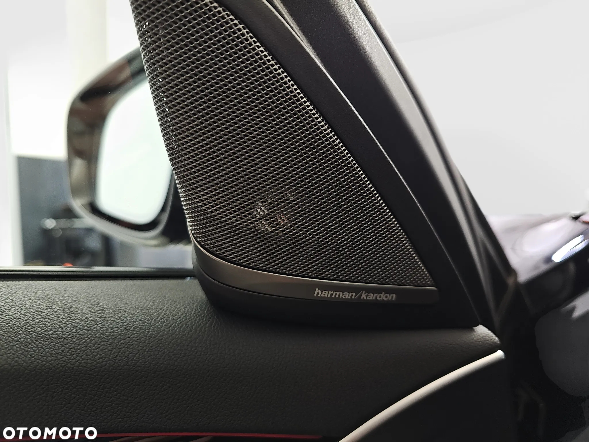 BMW Seria 5 M550i xDrive - 28