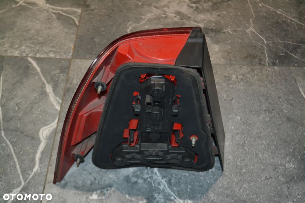 VW BORA SEDAN LAMPA TYŁ TYLNA PRAWA KOMPLETNA Z WKŁADEM 1J5945096 - 2