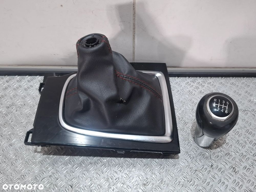 Gałka zmiany biegów dekor Mazda III 2015 rok  nr BHN364341 - 1