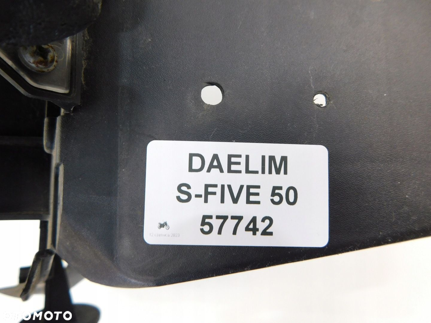 DAELIM S-FIVE 50 MOCOWANIE TABLICY TYŁ - 6