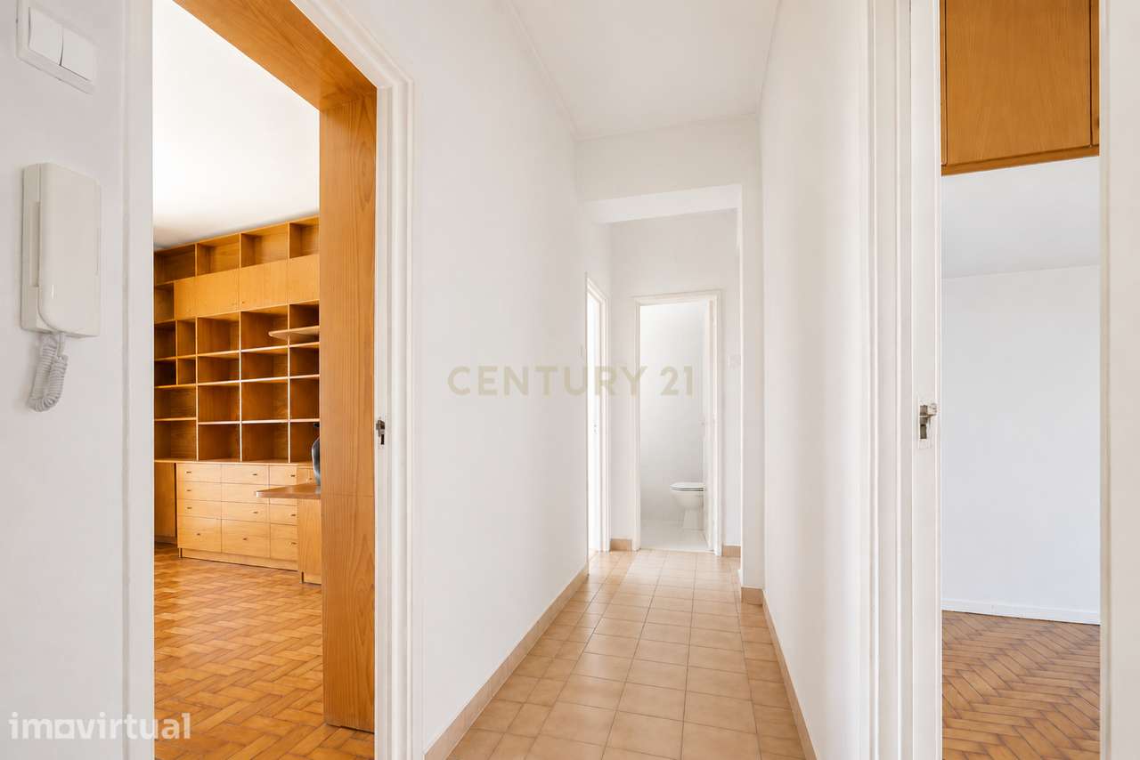 APARTAMENTO T3 (CAMPO MÁRTIRES DA PÁTRIA) COM TERRAÇO, VARANDA E VISTA - Grande imagem: 3/35