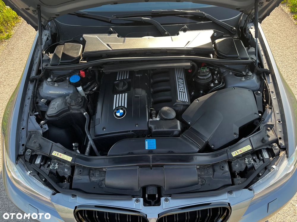 BMW Seria 3 325i xDrive - 29