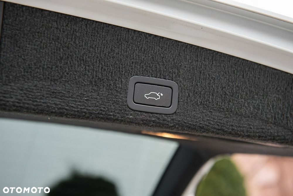 Volvo XC 60 D4 AWD Geartronic RDesign - 28