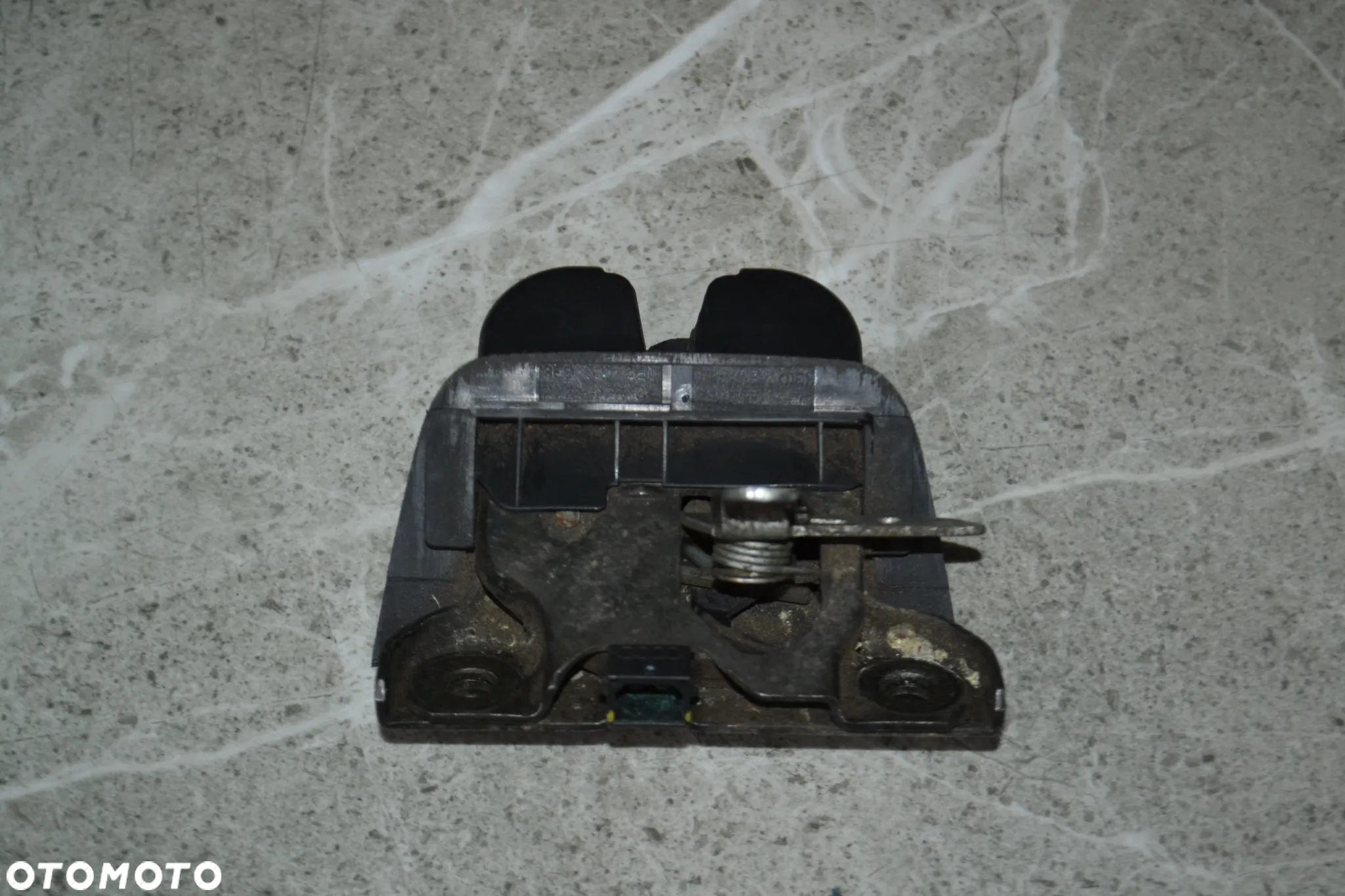 AUDI A4 B6 KOMBI ZAMEK KLAPY BAGAŻNIKA 8E9827520 - 2