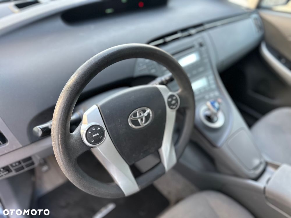 Toyota Prius (Hybrid) Life - 12