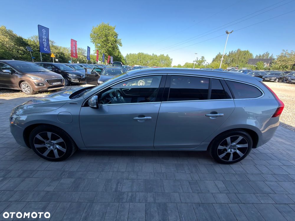 Volvo V60 D6 AWD Plug-in Hybrid R-Design Momentum - 12