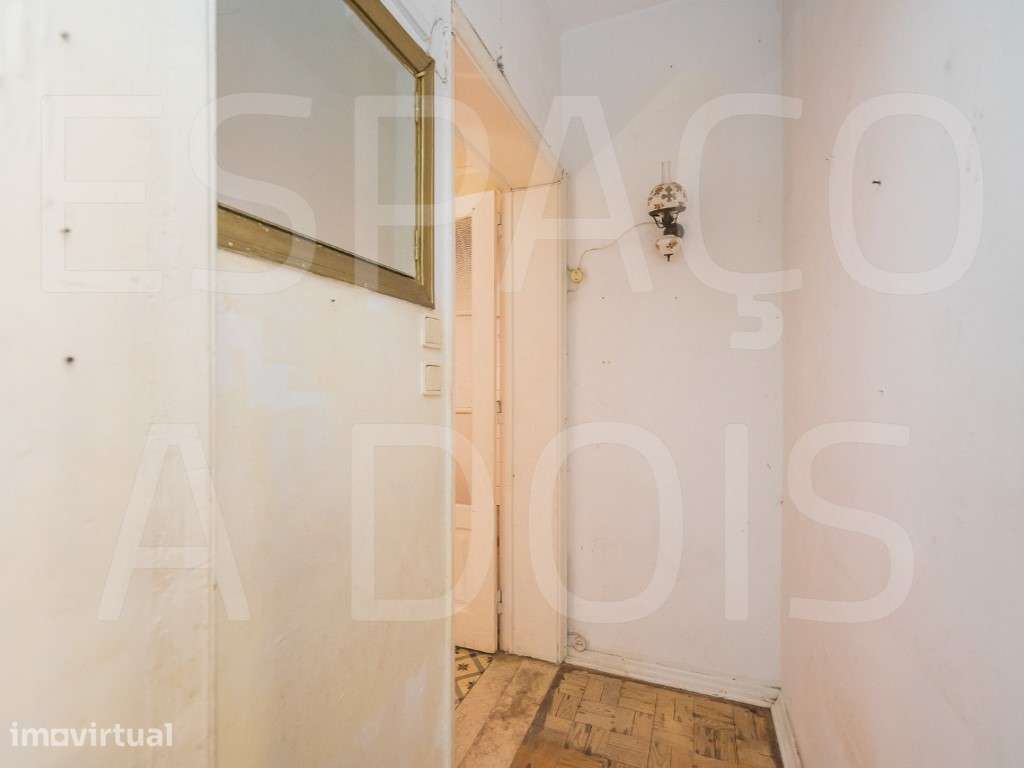 No Coração de Alvalade | T0 para Renovar com Logradouro de 50 m² - Grande imagem: 3/46