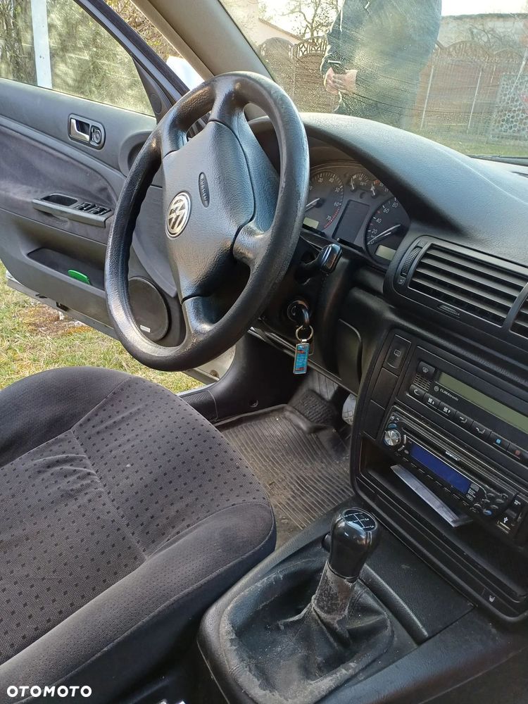 Volkswagen Passat 1.6 CL - 19