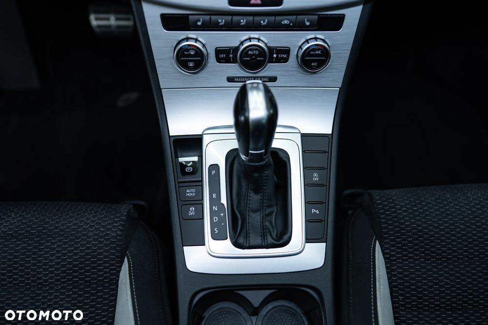 Volkswagen Passat 2.0 TDI DSG BlueMotion Technology R-Line - 22