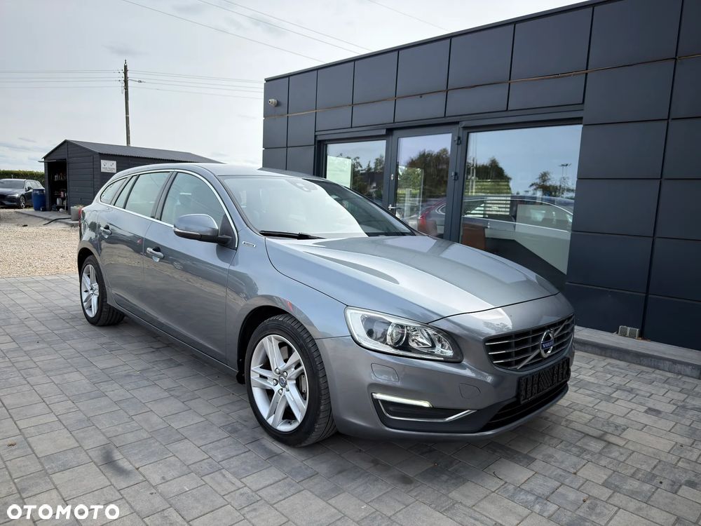 Volvo V60 D6 AWD Plug-in Hybrid R-Design Momentum - 4