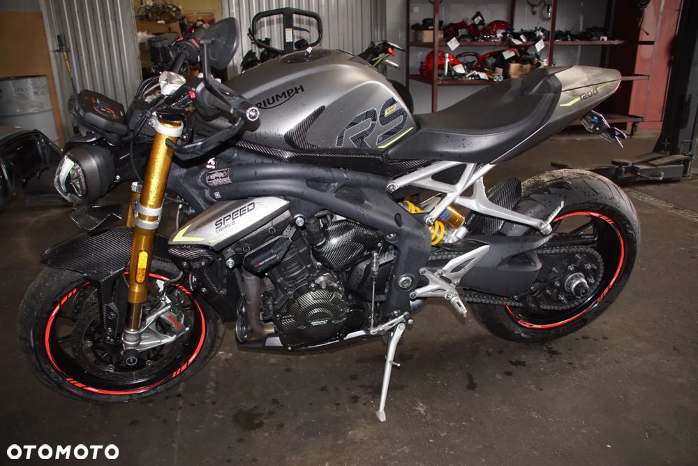 Triumph Speed Triple 1200 rs 2022 na części 692106889 SILNIK: silnik kompletny, blok silnika, głowica cylindrów, pokrywa zaworów, uszczelka głowicy, cylinder, tuleja cylindra, tłok, pierścienie tłokowe, sworzeń tłoka, korbowód, wał korbowy, panewki wału, wałek rozrządu, koło rozrządu, łańcuch rozrządu, napinacz rozrządu, ślizg rozrządu, zawór ssący, zawór wydechowy, sprężyna zaworowa, popychacz zaworu, dźwigienka zaworowa, uszczelniacz zaworowy, miska olejowa, korek spustowy oleju, pompa oleju, smok olejowy, filtr oleju, chłodnica oleju, przewód olejowy, obudowa filtra oleju, czujnik ciśnienia oleju, pokrywa alternatora, pokrywa sprzęgła, dekiel silnika, uszczelki silnika, engine assembly, engine block, cylinder head, valve cover, piston, piston rings, connecting rod, crankshaft, camshaft, timing chain, oil pump.  UKŁAD PALIWOWY I DOLOTOWY: zbiornik paliwa, bak paliwa, korek wlewu paliwa, pompa paliwa, kosz pompy paliwa, filtr paliwa, przewód paliwowy, listwa wtryskowa, wtryskiwacz, regulator ciśnienia paliwa, przepustnica, korpus przepustnicy, silniczek krokowy, czujnik położenia przepustnicy TPS, manetka gazu, rolgaz, elektroniczny gaz ride-by-wire, airbox, obudowa filtra powietrza, filtr powietrza, króciec dolotowy, kolektor dolotowy, czujnik temperatury powietrza, czujnik ciśnienia MAP, fuel tank, fuel pump, fuel injector, throttle body, air filter.  SPRZĘGŁO I SKRZYNIA BIEGÓW: kosz sprzęgłowy, piasta sprzęgła, tarcze sprzęgłowe, przekładki sprzęgła, sprężyny sprzęgła, docisk sprzęgła, pompa sprzęgła, wysprzęglik, przewód sprzęgła, klamka sprzęgła, skrzynia biegów, wałek sprzęgłowy, wałek zdawczy, koła zębate skrzyni, wodzik zmiany biegów, bęben zmiany biegów, czujnik biegu, dźwignia zmiany biegów, cięgno zmiany biegów, quickshifter, czujnik quickshiftera, clutch basket, clutch plates, gearbox, transmission shaft, gear selector drum, shift fork.  NAPĘD TYLNEGO KOŁA: zębatka przednia, zębatka tylna, łańcuch napędowy, spinka łańcucha, napinacz łańcucha, prowadnica łańcucha, osłona łańcucha, guma zabieraka, zabierak zębatki, mocowanie zębatki, front sprocket, rear sprocket, drive chain, chain adjuster, chain guide, chain guard, sprocket carrier.  UKŁAD WYDECHOWY: kolektory wydechowe, rury wydechowe, tłumik końcowy, tłumik środkowy, katalizator, osłona tłumika, zawór wydechowy, silniczek zaworu wydechowego, linki zaworu wydechowego, sonda lambda, uszczelka kolektora, obejma wydechu, mocowanie tłumika, exhaust headers, muffler, silencer, catalytic converter, exhaust valve, oxygen sensor, heat shield.  UKŁAD CHŁODZENIA: chłodnica, wentylator chłodnicy, osłona chłodnicy, korek chłodnicy, zbiorniczek wyrównawczy, pompa wody, termostat, obudowa termostatu, przewód chłodnicy, wąż układu chłodzenia, króciec wody, czujnik temperatury płynu, radiator, radiator fan, coolant reservoir, water pump, thermostat, coolant hose.  ZAWIESZENIE PRZEDNIE: lagi przednie, widelec przedni, goleń widelca, rura nośna, dolna półka, górna półka, sztyca widelca, uszczelniacz lagi, uszczelniacz przeciwpyłowy, sprężyna widelca, kartridż amortyzatora, regulator tłumienia, korek lagi, olej do lag, amortyzator skrętu, steering damper, front fork, fork tube, fork seal, fork cartridge, triple clamp, upper yoke, lower yoke.  ZAWIESZENIE TYLNE: amortyzator tylny, sprężyna amortyzatora, wahacz jednoramienny, oś wahacza, łożysko wahacza, kiwak zawieszenia, łącznik amortyzatora, regulator napięcia wstępnego, mocowanie amortyzatora, rear shock, shock absorber, single-sided swingarm, swingarm pivot, suspension linkage.  UKŁAD HAMULCOWY: zacisk hamulcowy przedni lewy, zacisk hamulcowy przedni prawy, zacisk hamulcowy tylny, jarzmo zacisku, tłoczek hamulcowy, zestaw naprawczy zacisku, klocki hamulcowe przednie, klocki hamulcowe tylne, tarcza hamulcowa przednia, tarcza hamulcowa tylna, pompa hamulcowa przednia, pompa hamulcowa tylna, przewód hamulcowy, przewód w oplocie, zbiorniczek płynu hamulcowego, klamka hamulca, pedał hamulca, czujnik światła stop, moduł ABS, pompa ABS, czujnik ABS, pierścień ABS, front brake caliper, rear brake caliper, brake pads, brake disc, brake rotor, brake master cylinder.  KOŁA I OPONY: felga przednia, felga tylna, koło przednie, koło tylne, oś koła przedniego, oś koła tylnego, dystans koła, łożysko koła, uszczelniacz koła, piasta koła, nakrętka tylnego koła, zawór opony, czujnik ciśnienia TPMS, opona przednia, opona tylna, front wheel, rear wheel, wheel rim, wheel axle, wheel bearing, wheel hub, tire, tyre, TPMS sensor.  KIEROWNICA I STEROWANIE: kierownica, mocowanie kierownicy, riser kierownicy, lewa manetka, prawa manetka, ciężarki kierownicy, końcówki kierownicy, lusterko lewe, lusterko prawe, uchwyt lusterka, klamka sprzęgła, klamka hamulca, przełącznik zespolony lewy, przełącznik zespolony prawy, rolgaz, stacyjka, antena stacyjki, amortyzator skrętu, handlebar, handlebar clamp, grip, bar end, rear-view mirror, switchgear, ignition switch.  RAMA I PODWOZIE: rama główna, rama tylna, subframe, wspornik ramy, mocowanie silnika, śruba mocowania silnika, crash pad, slider ramy, osłona ramy, stopka boczna, czujnik stopki bocznej, sprężyna stopki, uchwyt tablicy rejestracyjnej, mocowanie podnóżka, podnóżek kierowcy lewy, podnóżek kierowcy prawy, podnóżek pasażera lewy, podnóżek pasażera prawy, set podnóżków, rearset, frame, rear subframe, engine mount, crash protector, side stand, footpeg.  OWIEWKI I NADWOZIE: owiewka przednia, owiewka boczna lewa, owiewka boczna prawa, owiewka tylna, boczek lewy, boczek prawy, osłona chłodnicy, osłona silnika, belly pan, pług pod silnik, błotnik przedni, błotnik tylny, nadkole, hugger, przednia szyba, szyba sportowa, deflektor, wlot powietrza, osłona ramy, osłona wahacza, osłona karbonowa, carbon cover, fairing, side panel, front fender, rear fender, windscreen, radiator cover.  SIEDZENIE I TYLNA CZĘŚĆ: siedzenie kierowcy, siedzenie pasażera, kanapa, zamek siedzenia, linka zamka siedzenia, uchwyt pasażera, ogon motocykla, stelaż tylny, wypełnienie zadupka, osłona siedzenia, seat cowl, rider seat, passenger seat, seat lock, tail section.  ELEKTRYKA I ELEKTRONIKA: wiązka elektryczna główna, wiązka przednia, wiązka tylna, sterownik silnika ECU, moduł zapłonowy, regulator napięcia, alternator, stator, rotor alternatora, rozrusznik, przekaźnik rozrusznika, akumulator, skrzynka bezpieczników, bezpiecznik, przekaźnik, cewka zapłonowa, świeca zapłonowa, fajka świecy, przewód masowy, złącze elektryczne, gniazdo USB, immobilizer, antena immobilizera, czujnik przechyłu, czujnik położenia wału, czujnik położenia wałka, czujnik prędkości, czujnik temperatury, czujnik ciśnienia, wiring harness, ECU, voltage regulator, alternator, starter motor, starter relay, battery, fuse box, ignition coil, spark plug.  OŚWIETLENIE I ZEGARY: reflektor przedni, lampa przednia LED, światło mijania, światło drogowe, moduł reflektora, kierunkowskaz przedni lewy, kierunkowskaz przedni prawy, kierunkowskaz tylny lewy, kierunkowskaz tylny prawy, lampa tylna, światło stop, lampka tablicy rejestracyjnej, licznik, zegary, wyświetlacz TFT, panel wskaźników, obudowa licznika, czujnik poziomu paliwa, headlight, LED headlamp, tail light, brake light, turn signal, indicator, instrument cluster, dashboard, TFT display.  SYSTEMY ELEKTRONICZNE: moduł kontroli trakcji, traction control, czujnik IMU, moduł ride-by-wire, tempomat, przełącznik tempomatu, quickshifter up and down, moduł ABS, czujnik kąta pochylenia, moduł Bluetooth, antena, moduł bezkluczykowy, keyless module, kluczyk, pilot, immobilizer key, przełącznik trybów jazdy, riding mode switch.  ŚRUBY, ŁOŻYSKA I DROBNE CZĘŚCI: komplet śrub, śruba owiewki, nakrętka osi, tuleja dystansowa, podkładka, spinka, zatrzask, kołek montażowy, guma mocująca, silentblock, obejma, uchwyt przewodu, łożysko główki ramy, łożysko igiełkowe, łożysko kulkowe, simmering, uszczelka, oring, zestaw naprawczy, - 7