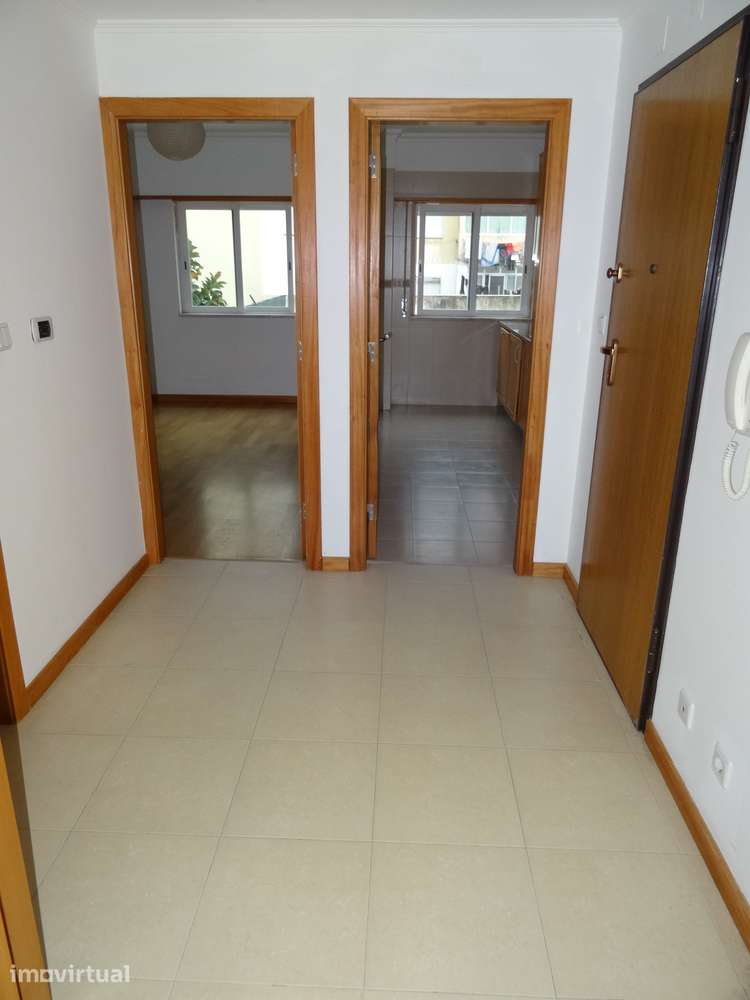 Amadora, Brandoa. Excelente apartamento de 2 assoalhadas, com garagem - Grande imagem: 3/12