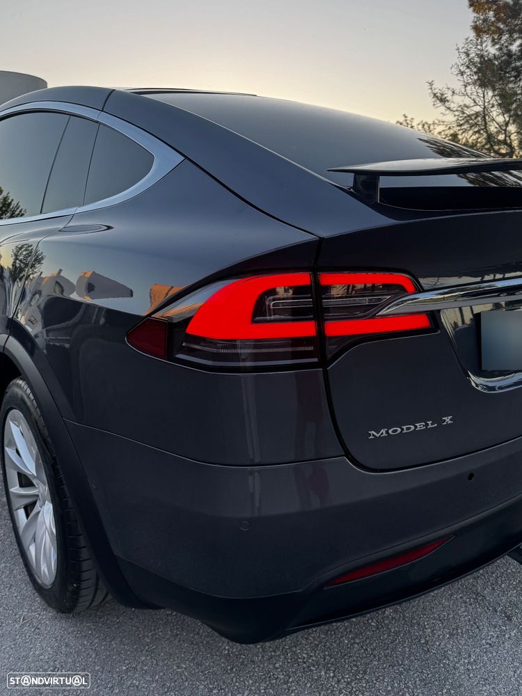 Tesla Model X 90D - 10