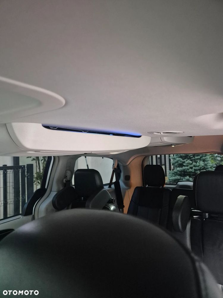 Chrysler Town & Country 3.6 Limited - 27