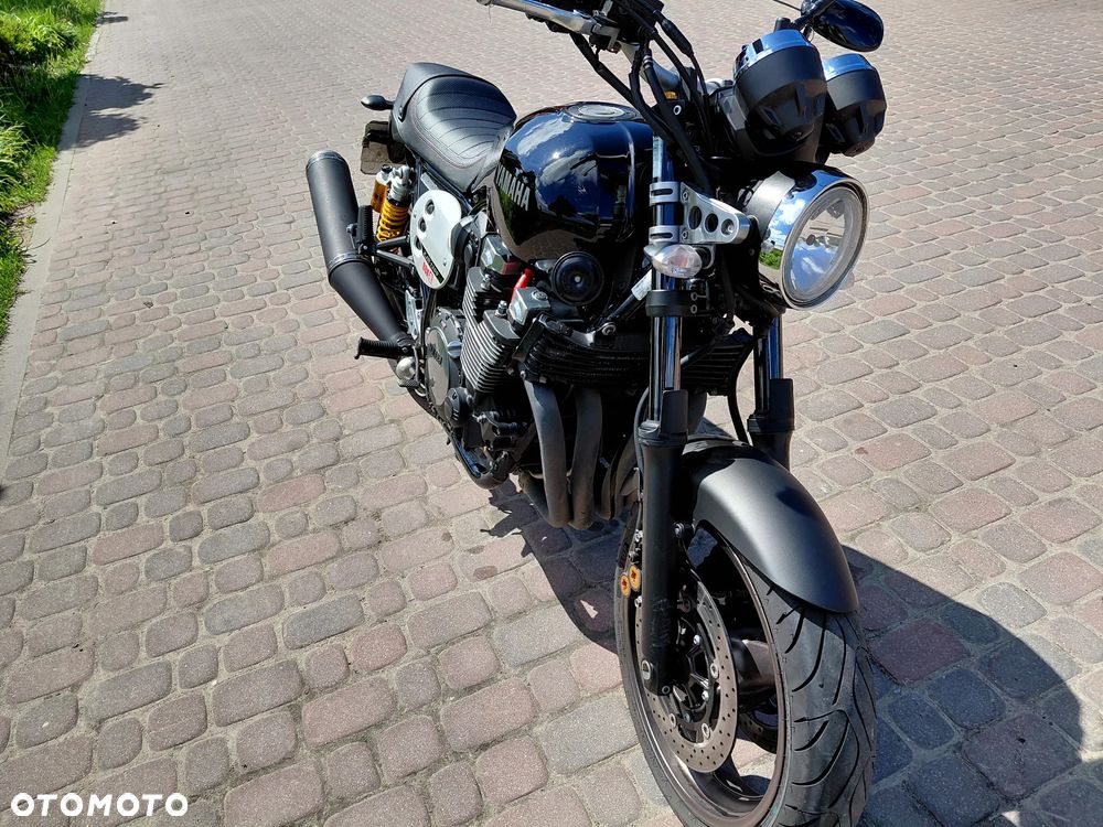 Yamaha XJR - 8