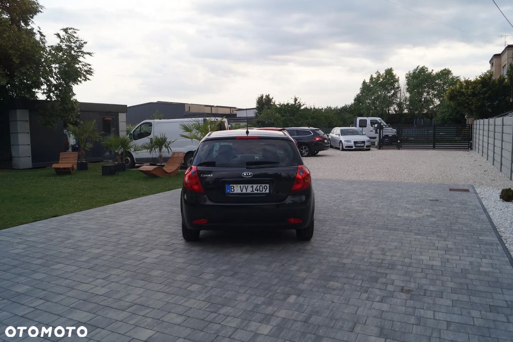 Kia Ceed - 33