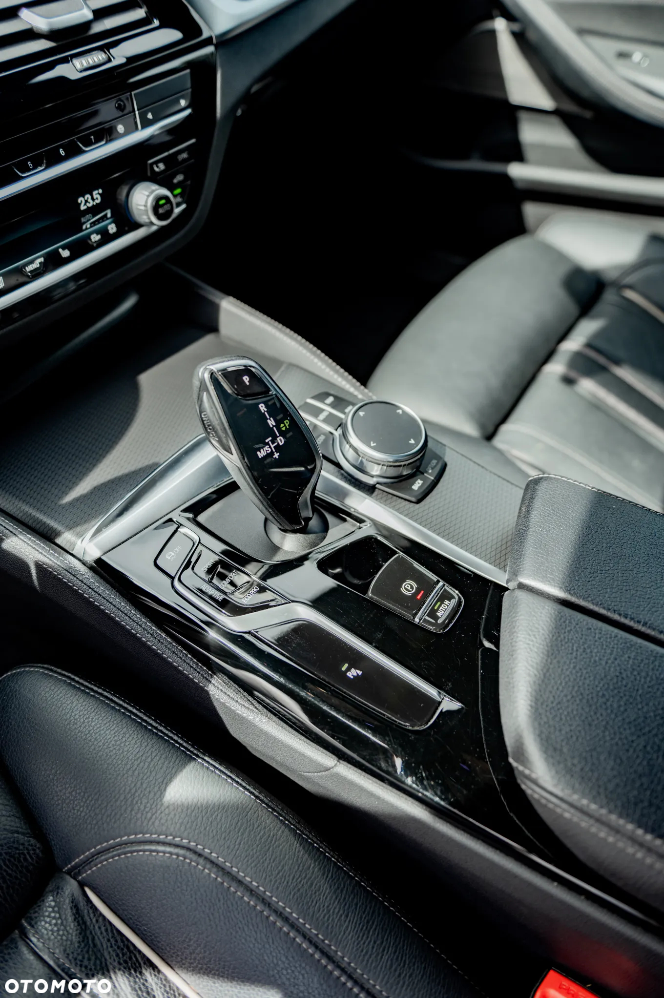 BMW Seria 5 530d xDrive Touring M Sport Edition - 13