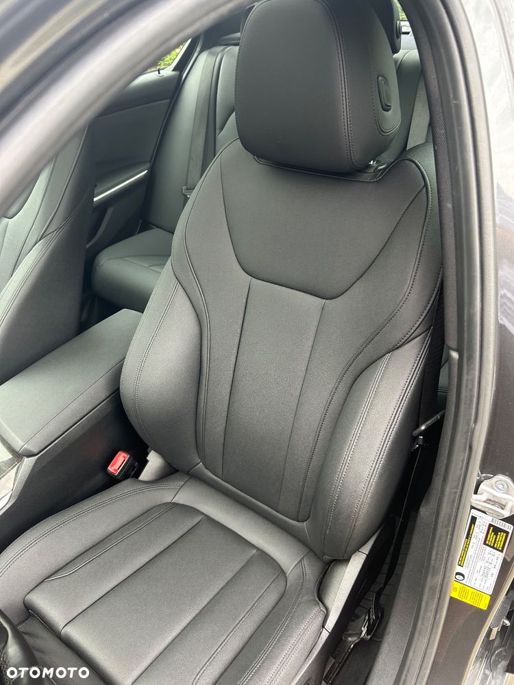 BMW Seria 3 330i - 23