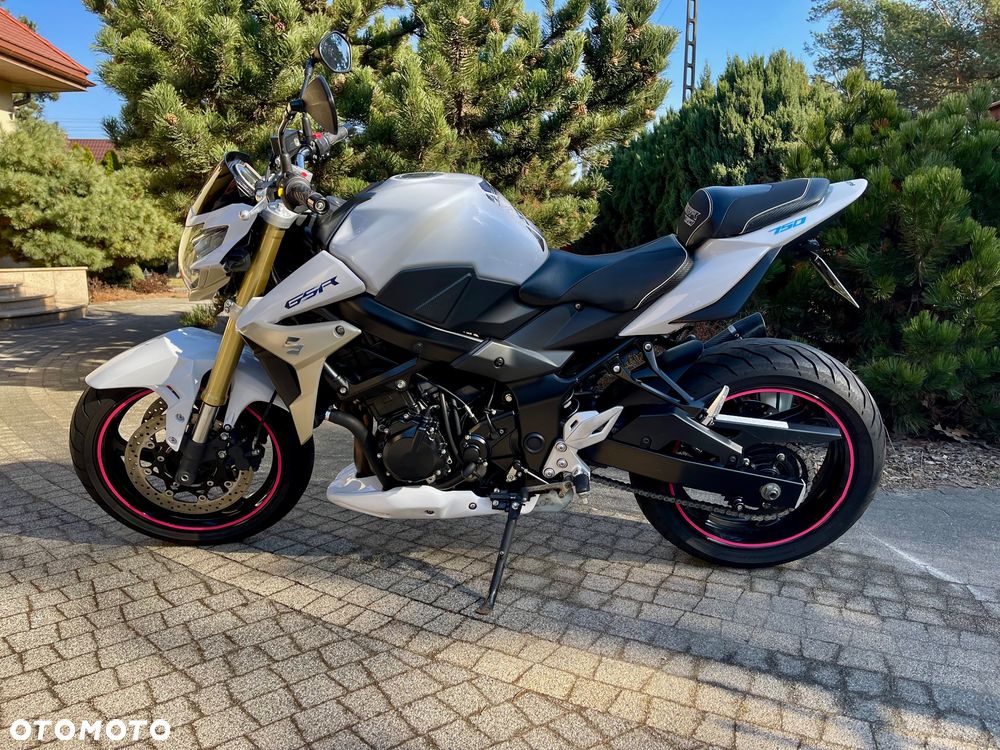 Suzuki GSR - 1