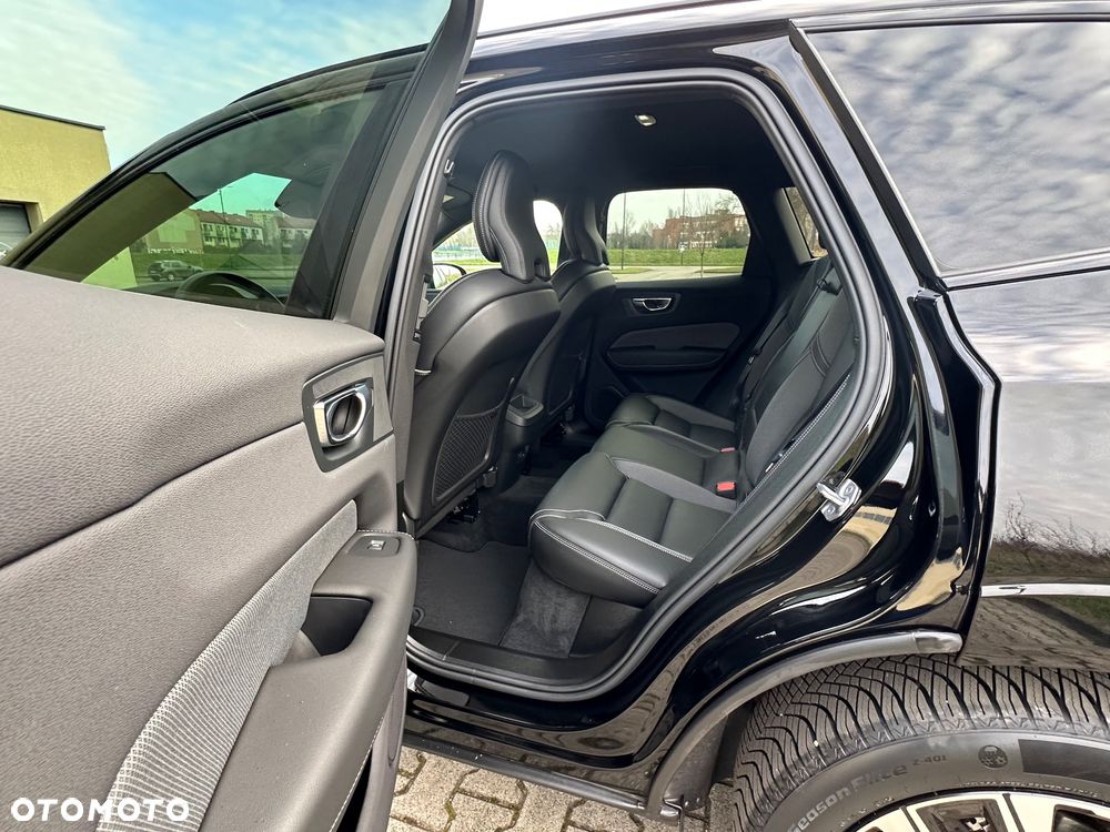 Volvo XC 60 B4 B Plus Dark - 28