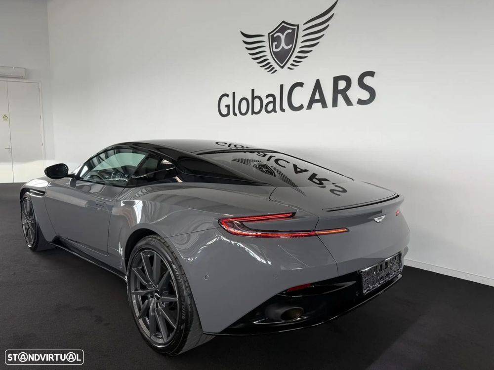 Aston Martin DB11 Coupé - 11