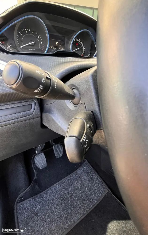 Peugeot 2008 1.2 PureTech Allure - 23